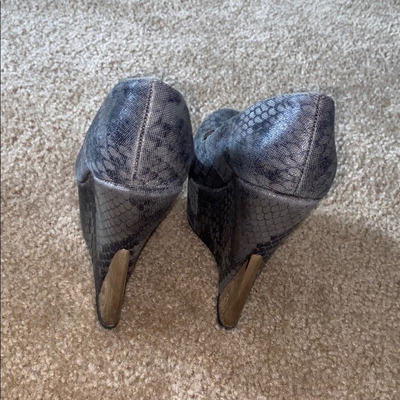 Heels - Picture 3 of 3